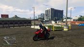 Vista frontale della Pegassi Bati 801 in GTA V